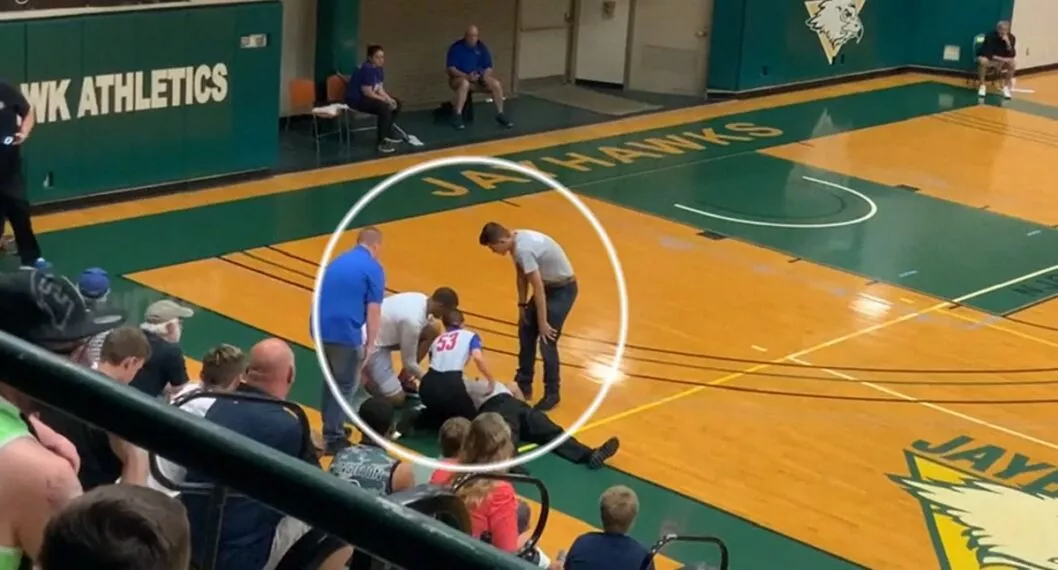 Árbitro desplomado en partido de basquetbol fue salvado por uno de los jugadores.