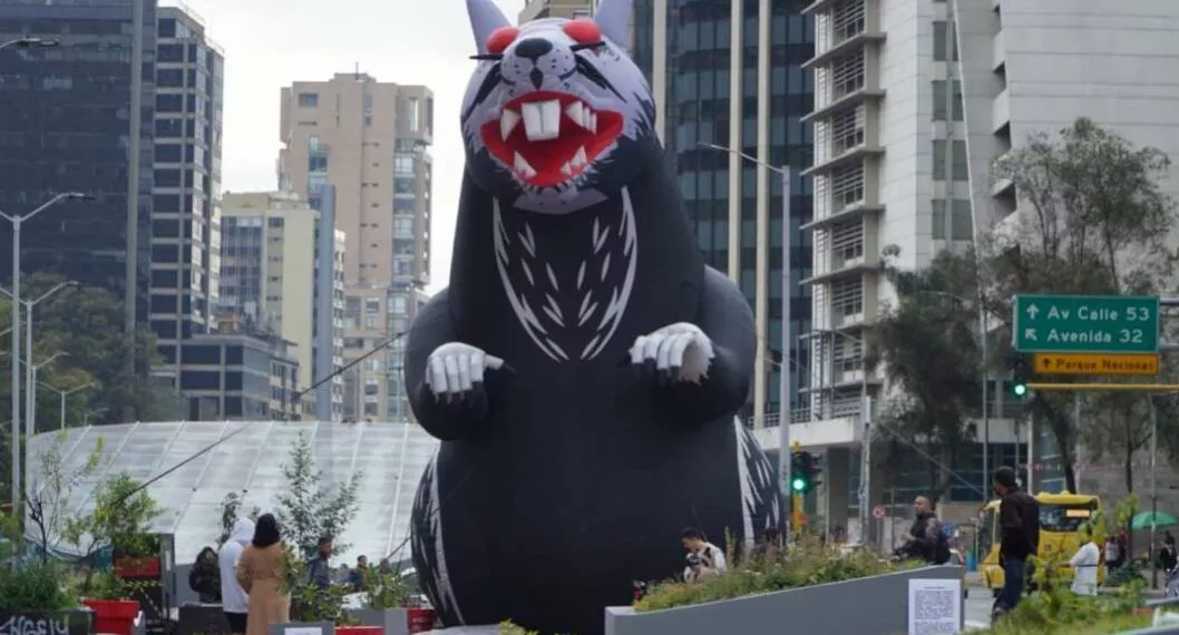 Foto de rata inflable en Bogotá, en nota de Rata gigante en Bogotá frente a Museo Nacional provocó reacción de autoridades.