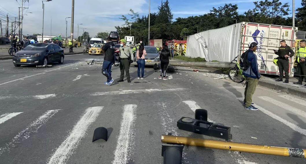 Socorristas acudieron al lugar de los hechos para atender al motociclista que resultó herido en el accidente; se recomienda tomar otras vías.