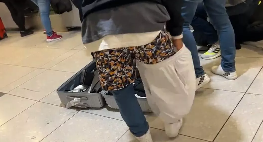 Un pasajero de Argentina con destino a Colombia, evitó pagar una multa por exceso de equipaje colocándose toda su ropa para desocupar la maleta. 