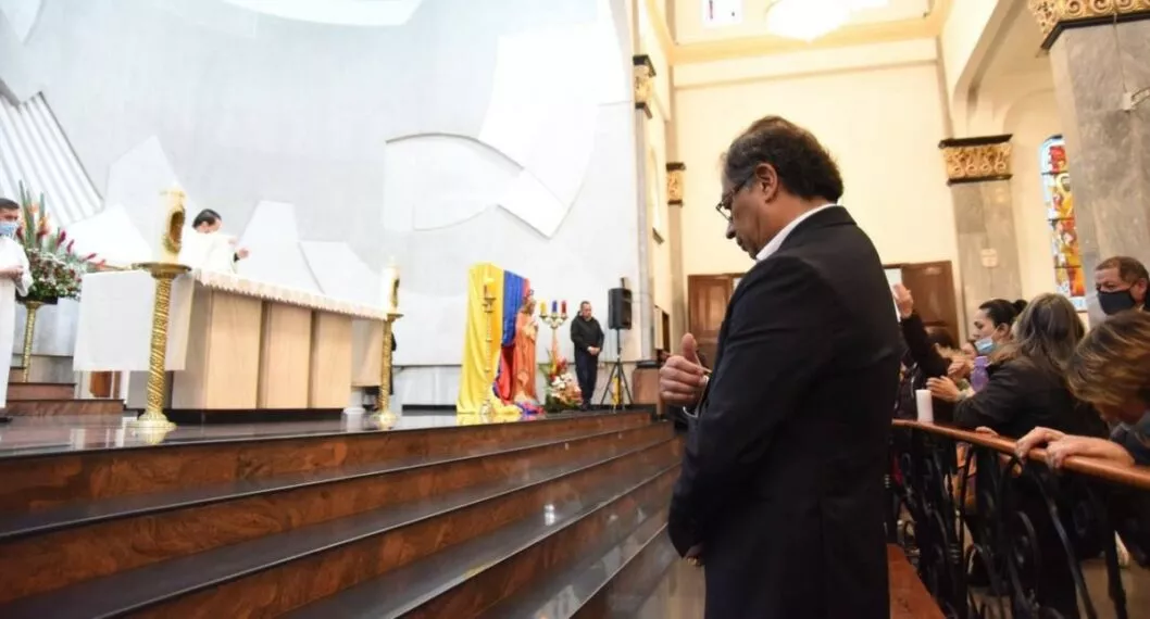 Gustavo Petro madrugó el día de las elecciones presidenciales para visitar la iglesia del Divo Niño en el 20 de Julio, Bogotá, horas antes de votar. 