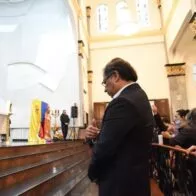Gustavo Petro madrugó el día de las elecciones presidenciales para visitar la iglesia del Divo Niño en el 20 de Julio, Bogotá, horas antes de votar. 