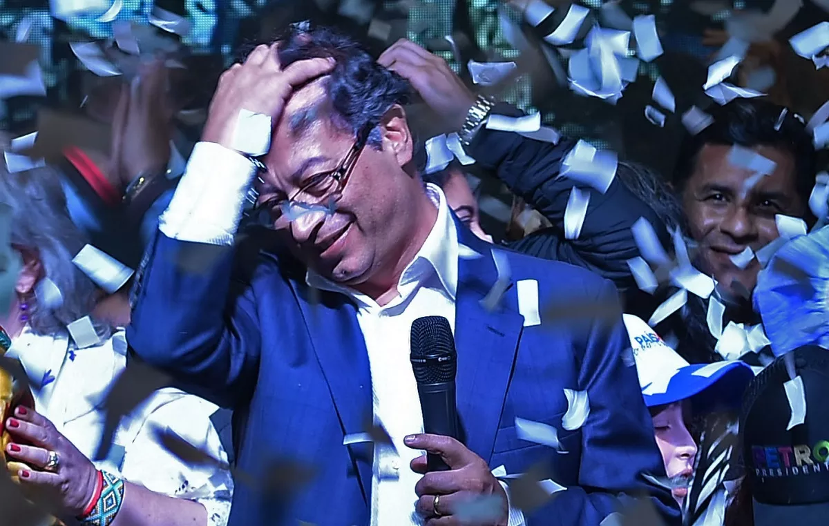 Gustavo Petro celebrando, a propósito de que es el nuevo presidente de Colombia y qué hará en su gobierno.