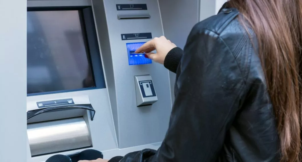 Bancos que no cobran por tarjeta débito en Colombia: Colpatria, Banco Falabella y Caja Social.