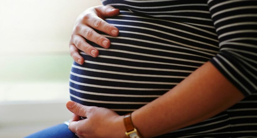 Image de una mujer embarazada en Estados Unidos dio a luz en un baño porque no sabía del bebé