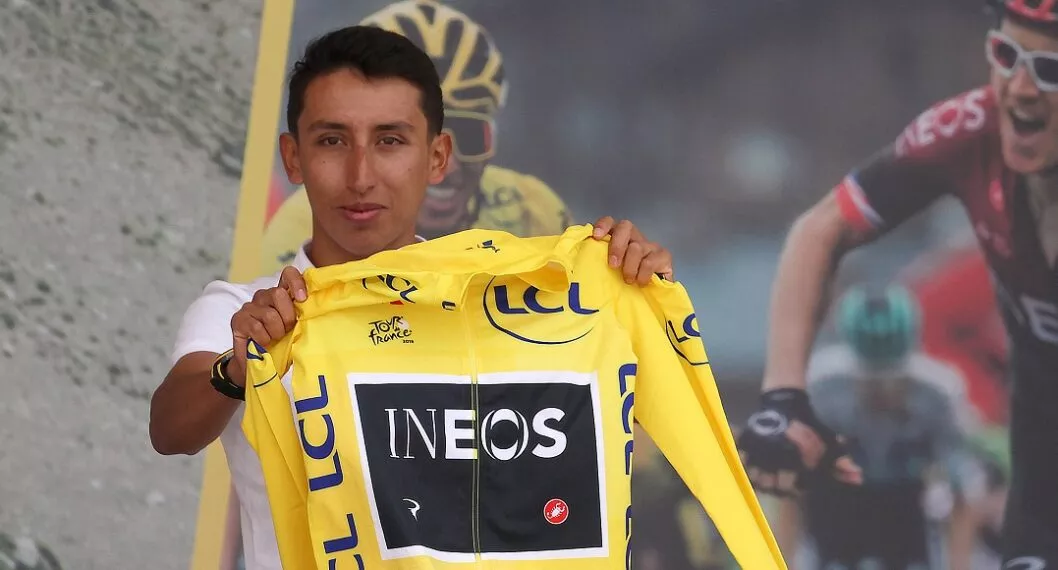 Egan Bernal sosteniendo el maillot amarillo del Tour de Francia ilustra nota de cuánto vale