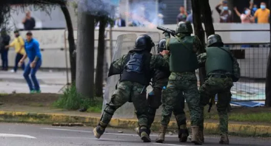 Militares se mantienen en las calles de Ecuador mientras las protestas indígenas continúan.