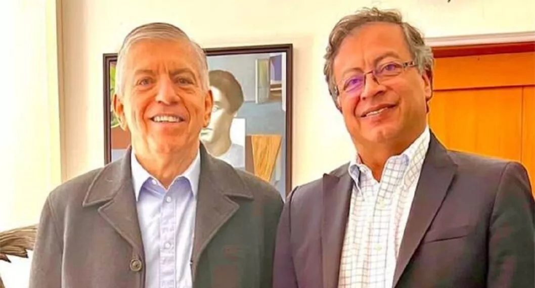 El líder liberal César Gaviria y el presidente electo Gustavo Petro.