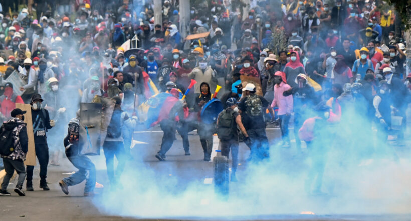 Protestas en Ecuador, a propósito de los indígenas que quisieron entrar al Congreso.
