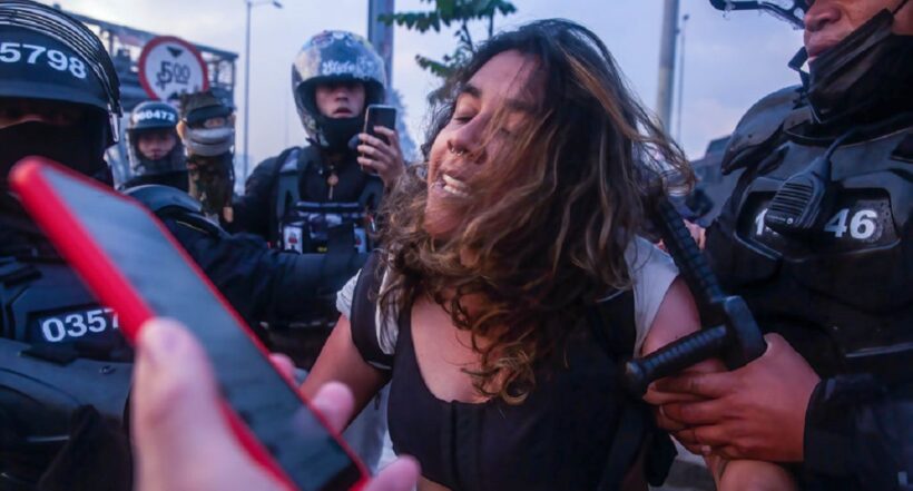 Imagen ilustrativa de un procedimiento policial contra una mujer.