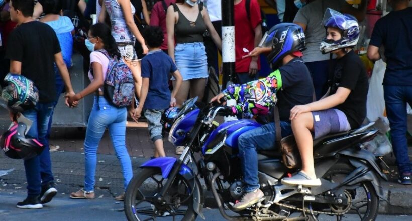 Imagen de personas en moto a propósito que Villavicencio tendrá restricción de parrillero hombre por final de Liga BetPlay
