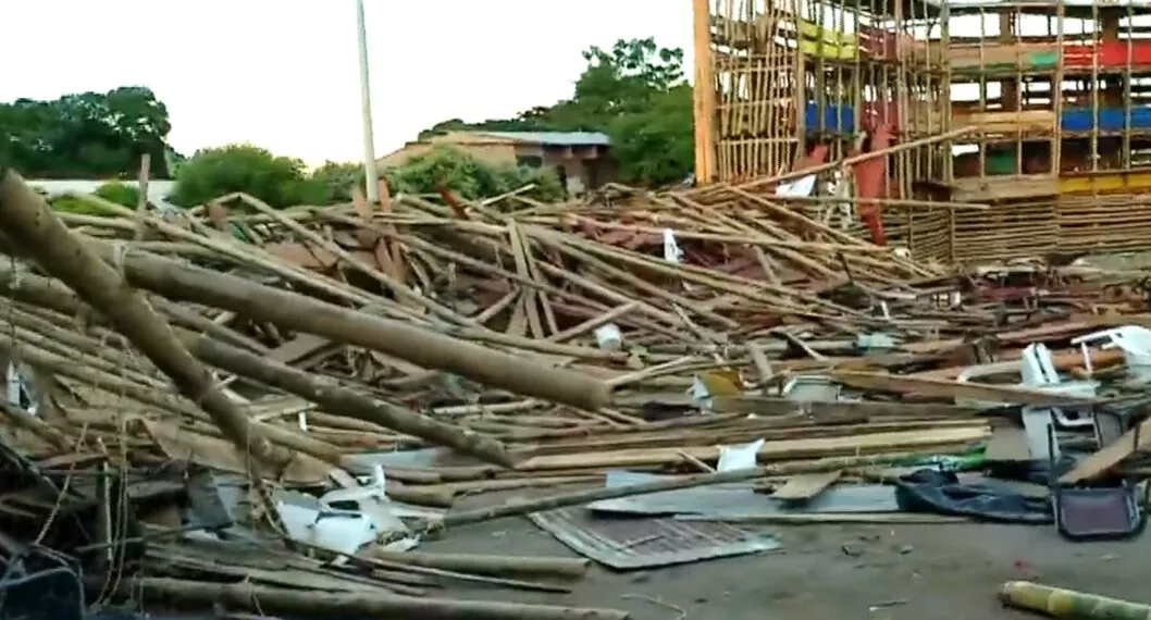 Palcos colapsados en corralejas de El Espinal, que costaban más de 3 millones, según organizador.