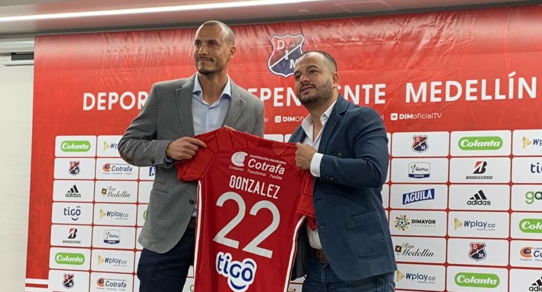 Imagen del nuevo DT de Independiente Medellín a propósito que presentó a David González como su nuevo entrenador