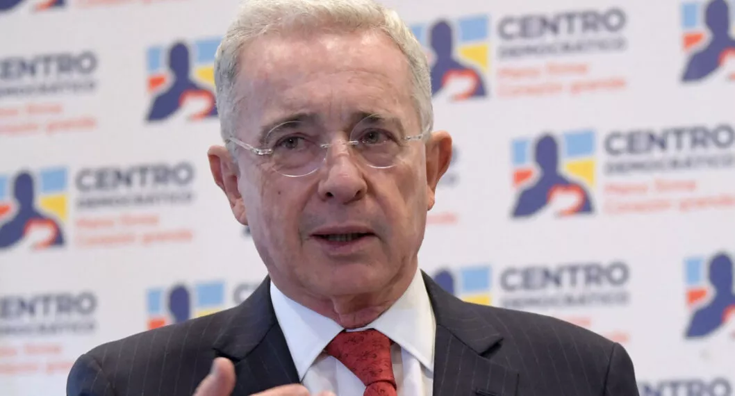 "Siento amor por las Fuerzas Armadas": Uribe pidió a Petro reformar JEP para uniformados