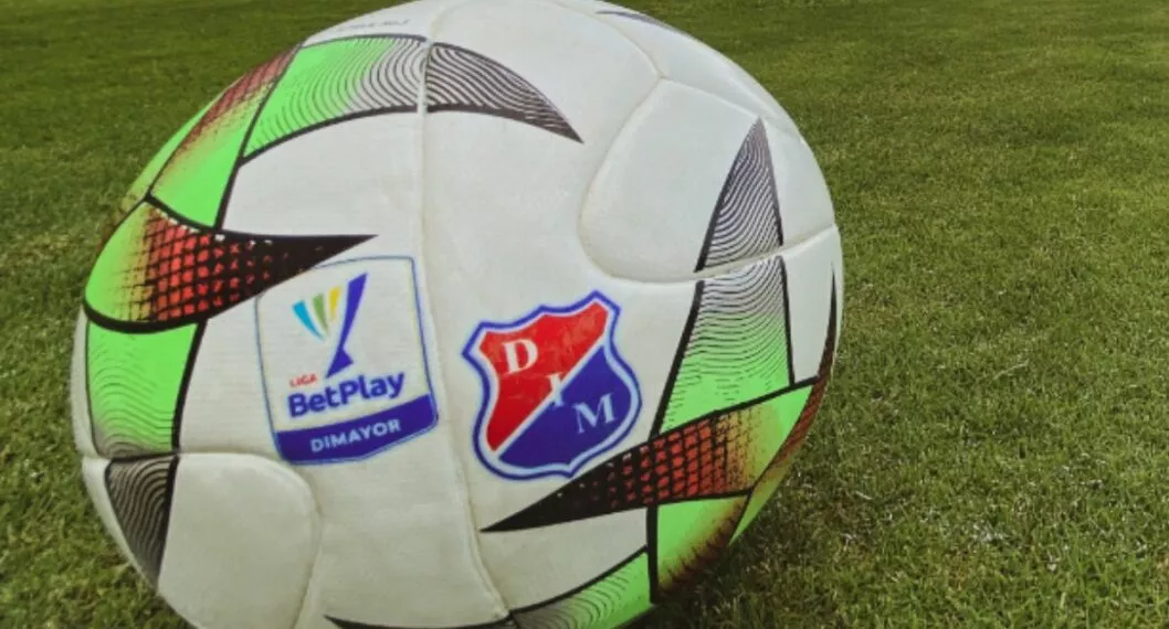 Imagen de un balón con el escudo de Medellín, a propósito que confirmó las salidas de 3 de sus jugadores para la nueva Liga BetPlay