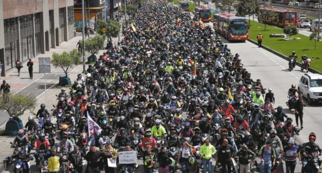 Imagen de una protesta de motociclistas a propósito que Restricción de parrillero de moto en Bogotá funcionó para bajar delitos