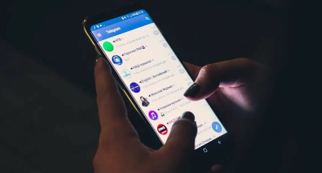 Imagen de un celular con Telegram sacaría una suscripción premium por cinco dólares para nueva plataforma