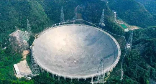 Imagen del telescopio en China apropósito que encontró señales de civilizaciones alienígenas con telescopio Sky Eye