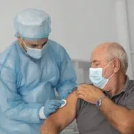 Imagen de un señor vacunándose a propósito que las vacunas contra el COVID-19 previnieron más de 14,4 millones de muertes en 185 países