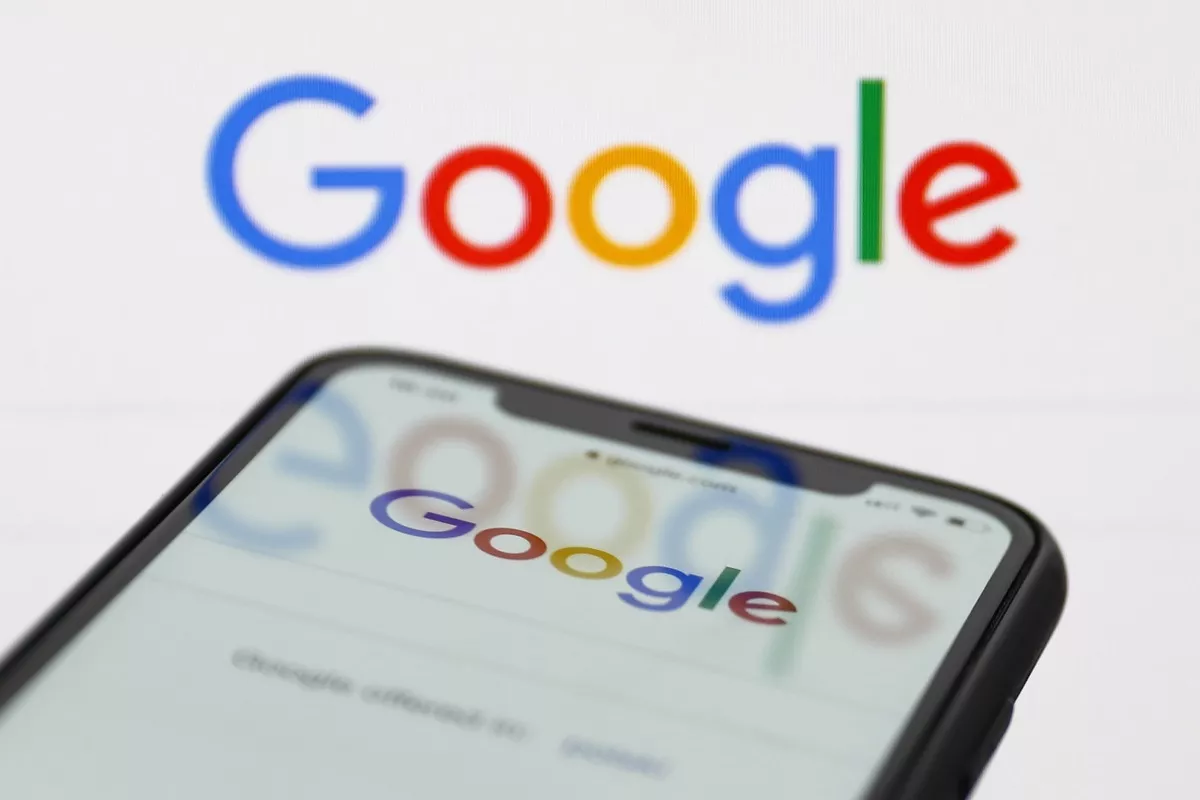 Google, en logo y en celular, a propósito de que está ofreciendo cursos gratuitos, en línea.