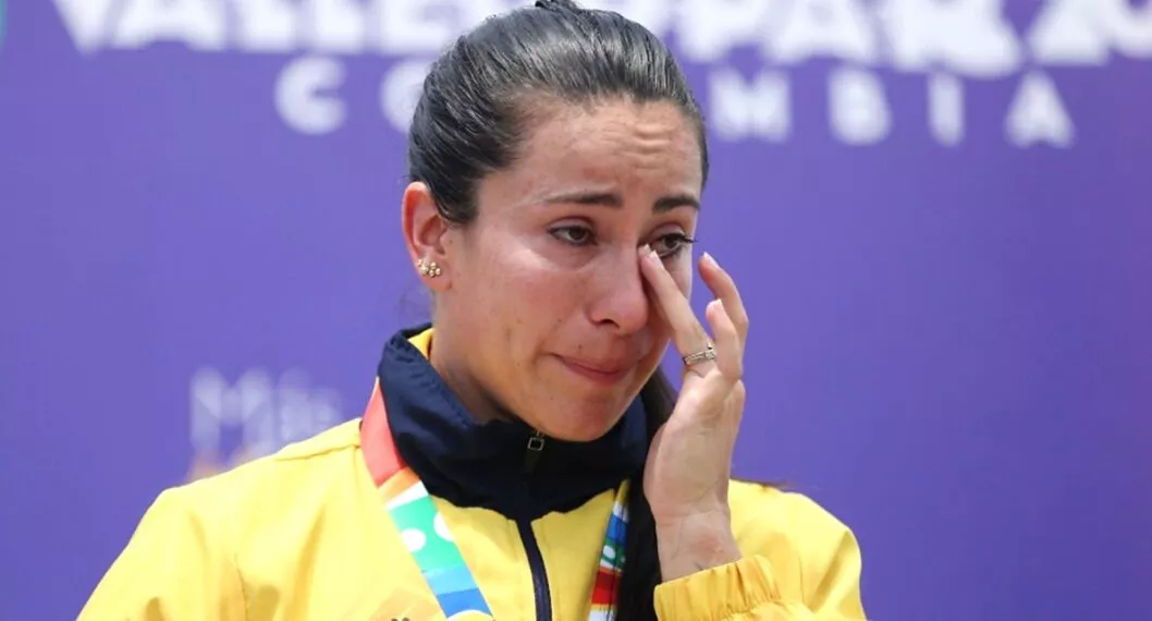 Mariana Pajón, que lloró tras ganar medalla de oro en Juegos Bolivarianos en BMX.