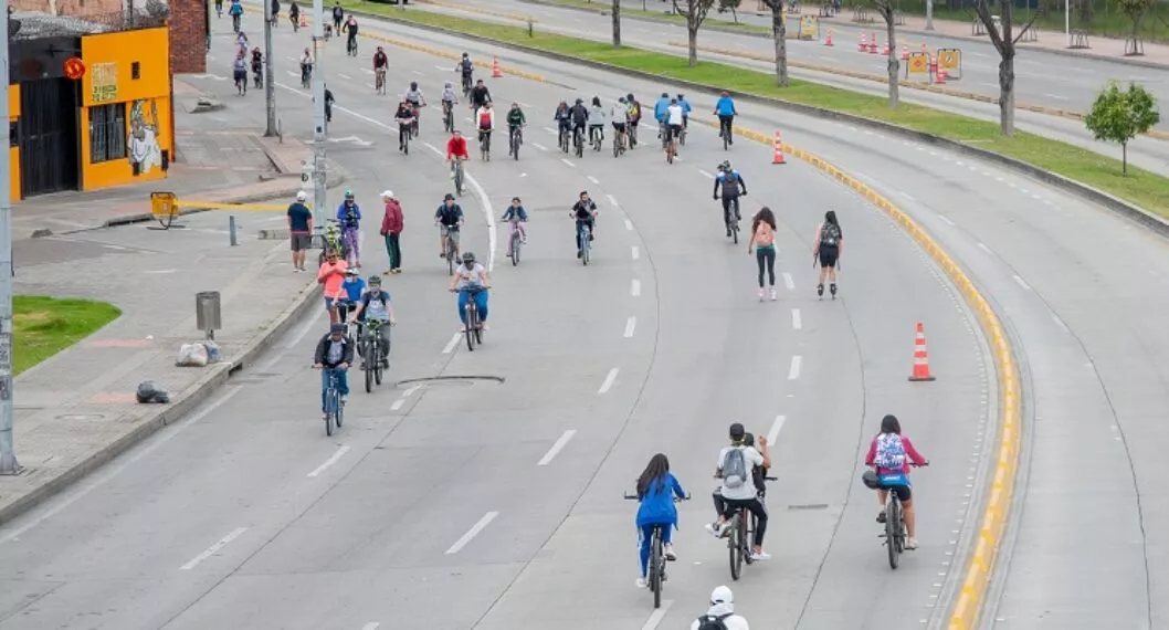 Ciclistas en Ciclovía de Bogotá, a propósito de alerta por cambio que habrá en Ciclovía, en la Calle 26, y normalidad en ruta de carrera Séptima.
