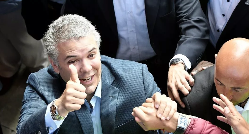 Iván Duque, presidente de Colombia con sus escoltas, a propósito que Yohir Akerman denunció decretos con que cambio esquemas de seguridad para favorecer a funcionar.