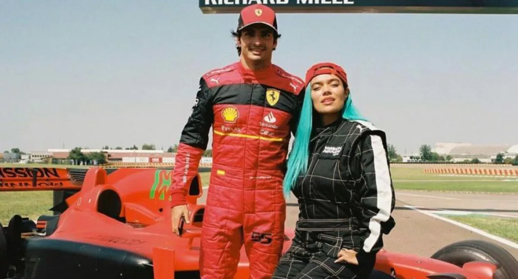 Karol G y Carlos Sainz, a propósito de su experiencia en la Fórmula 1.