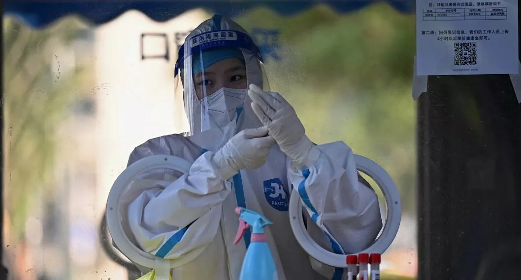 Imagen de trabajadora de la salud ilustra artículo China sigue atenazada por coronavirus: vuelve a confinar millones de personas