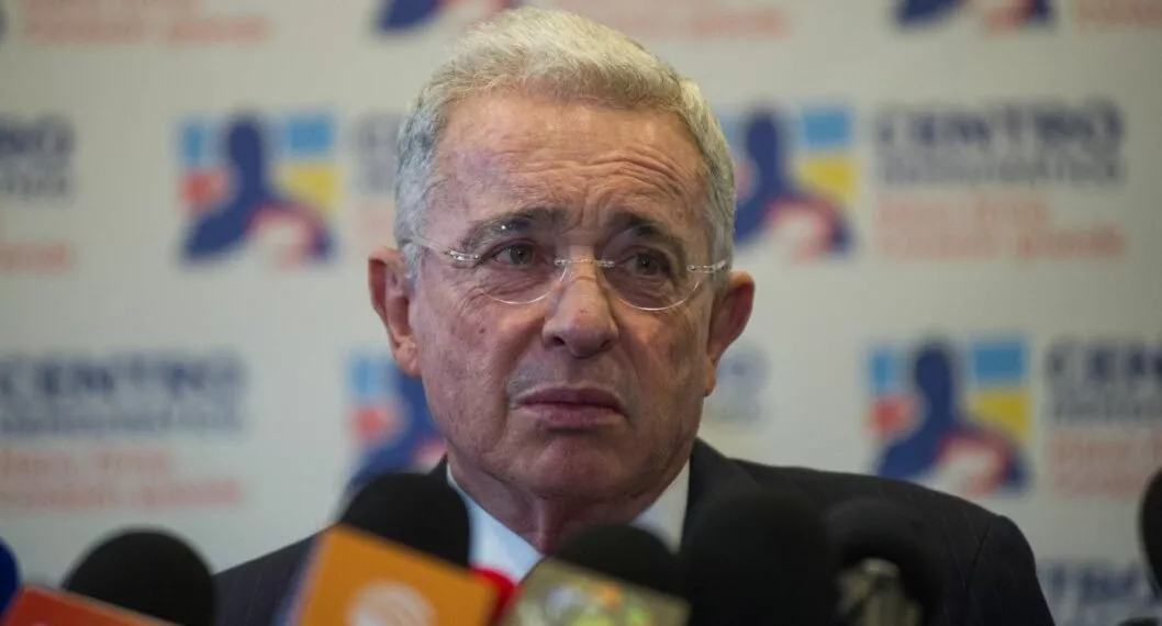 Álvaro Uribe le salió al paso a la propuesta de acabar con las EPS a través de una reforma al sistema de salud, como lo sugiere la nueva minsalud.