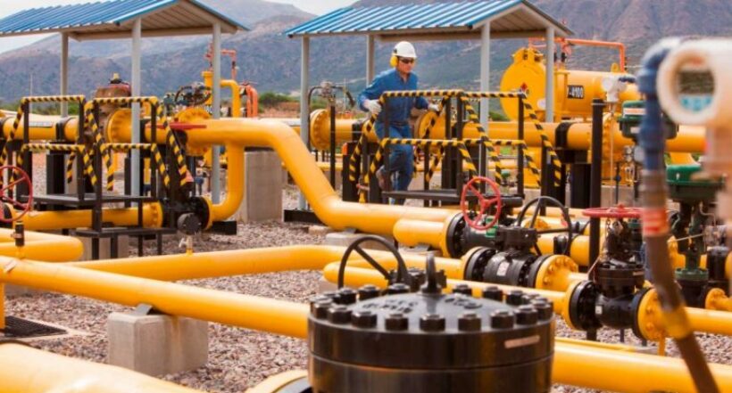Imagen de gente sacando petroleo a propósito que propuestas de Gustavo Petro sobre fracking tendrían en vilo seguridad energética