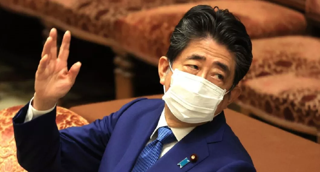 El ex primer ministro japonés Shinzo Abe, atacdo este 8 de julio en un acto político.
