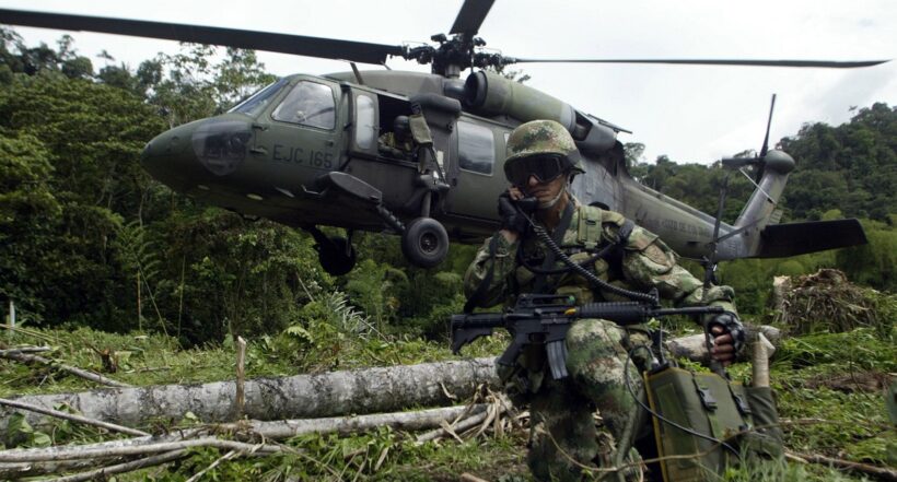 Imagen de soldado y helicóptero ilustra artículo Investigan si uno de los muertos en bombardeo es jefe de disidencias de Farc