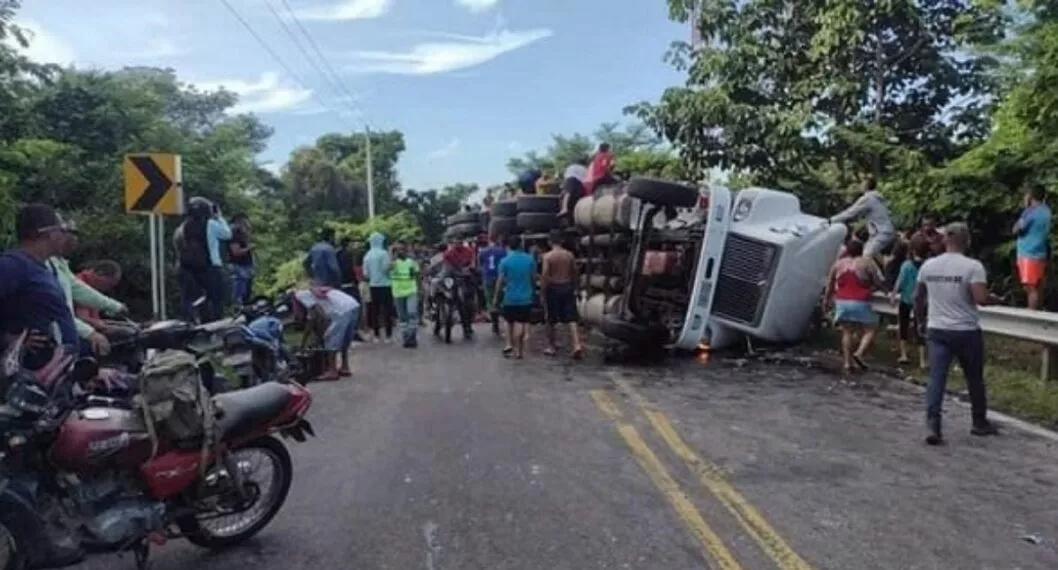 Un camión cargado de cerveza se volcó en plena carretera  de Magdalena y los pobladores de la región aprovecharon para llevarse hasta la última botella.