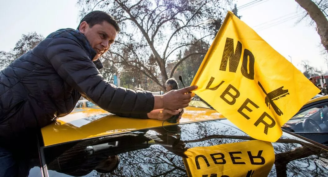 Imagen de protesta de taxistas contra Uber ilustra artículo Uber habría aprovechado rabia de taxistas contra sus conductores