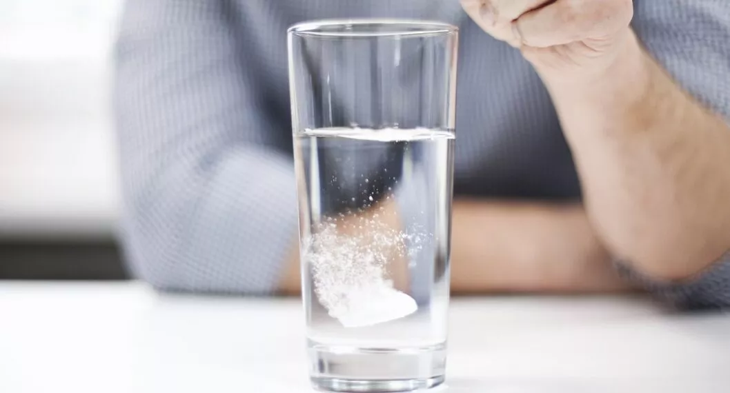 Bicarbonato de sodio en agua ilustra nota sobre por qué no se debería tomar