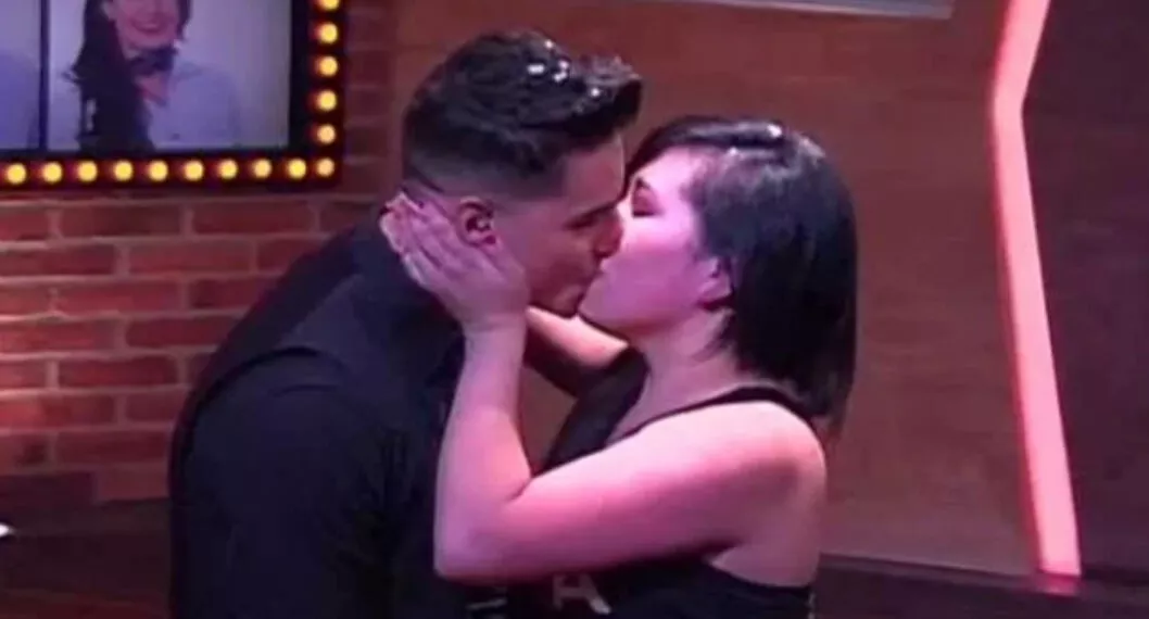 A Maluma le sacaron video del día que se besó con Yina Calderón; hasta hubo anillo