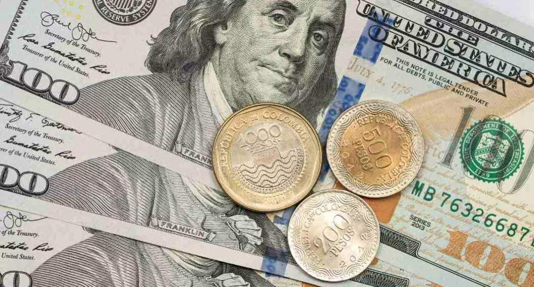 Foto de dólares y pesos, en nota de Dólar hoy en Colombia: opciones de que llegue a 2.500 ó 3.000, según analista.