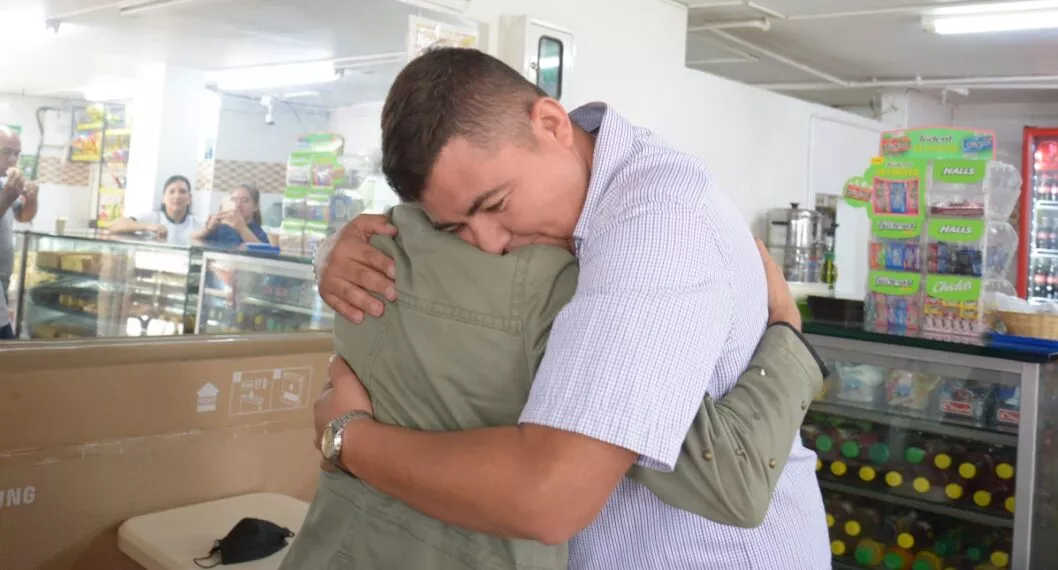 Imagen de Carlos Sandoval, de frente, se abrazó con el dueño del dinero momentos previos a la entrega del dinero.