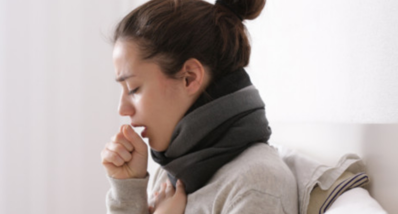 Imagen de una mujer con COVID-19, a propósito de las razones por las que puede seguir con tos luego de recuperarse