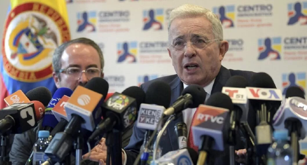 El expresidente Álvaro Uribe, investigado por presunta manipulación de testigos.