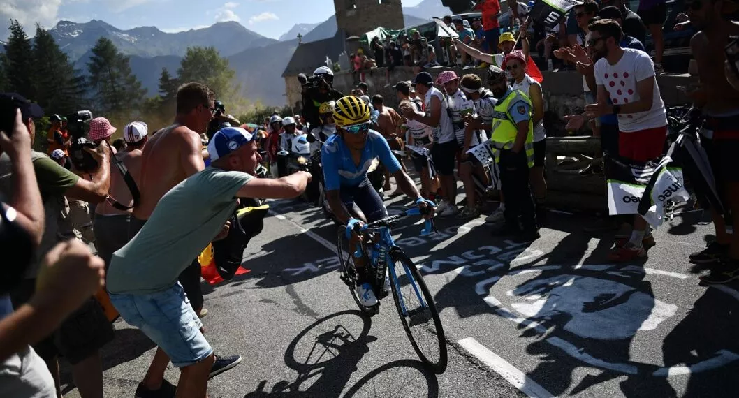 Imagen de Nairo Quintana cruzando el Alpe d'Huez ilustra artículoEtapa 12 del Tour de Francia: 21 curvas que ponen a correr a las autoridades