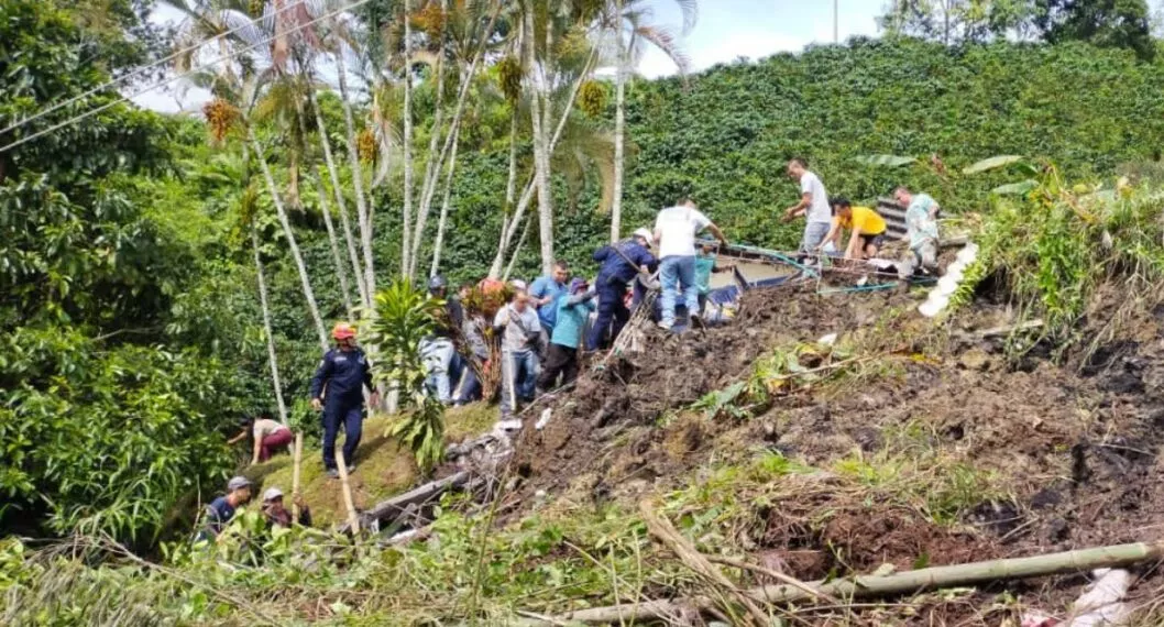 Este jueves se registró un nuevo deslizamiento de tierra en Antioquia. El derrumbe fue en una escuela de Andes, donde habría niños atrapados.