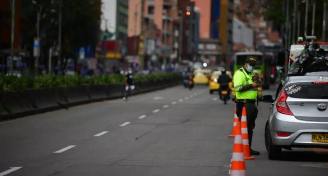 Imagen de un policía en un retén a propósito de cómo renovar la licencia de conducción para carros y motos en Bogotá
