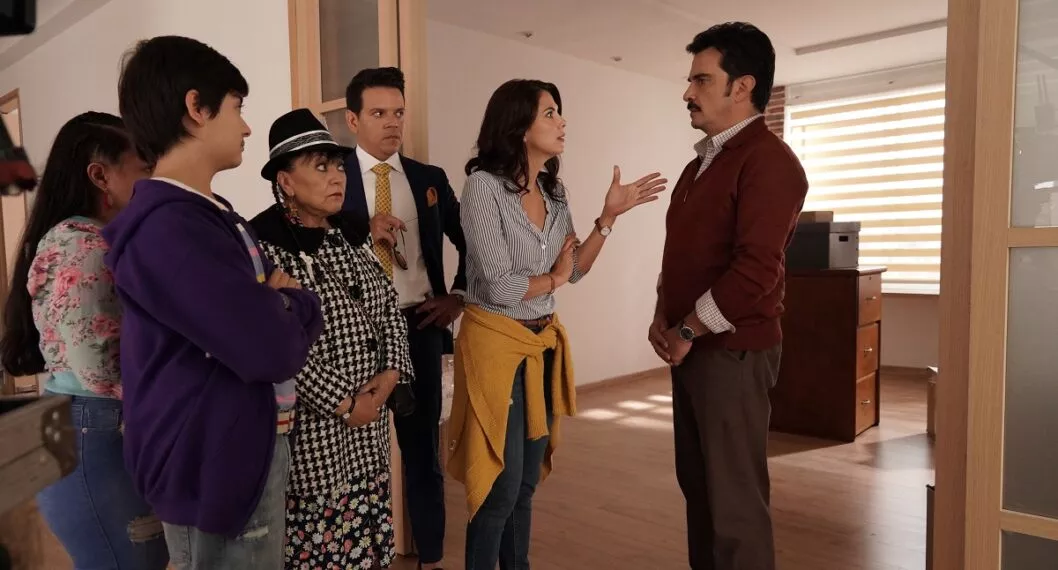 Actores de 'Dejémonos de Vargas' ilustra nota sobre actriz que tiene prima 'clasuda' como personaje de la serie de RCN