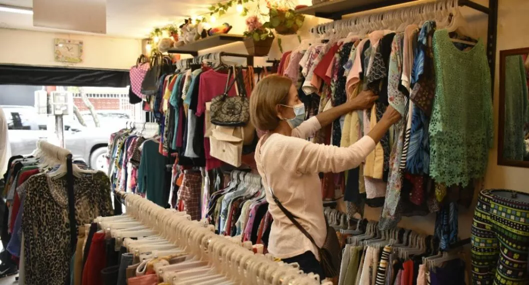 En la Gran Venta de Garaje venden prendas nuevas y usadas desde 10 mil hasta 25 mil pesos.