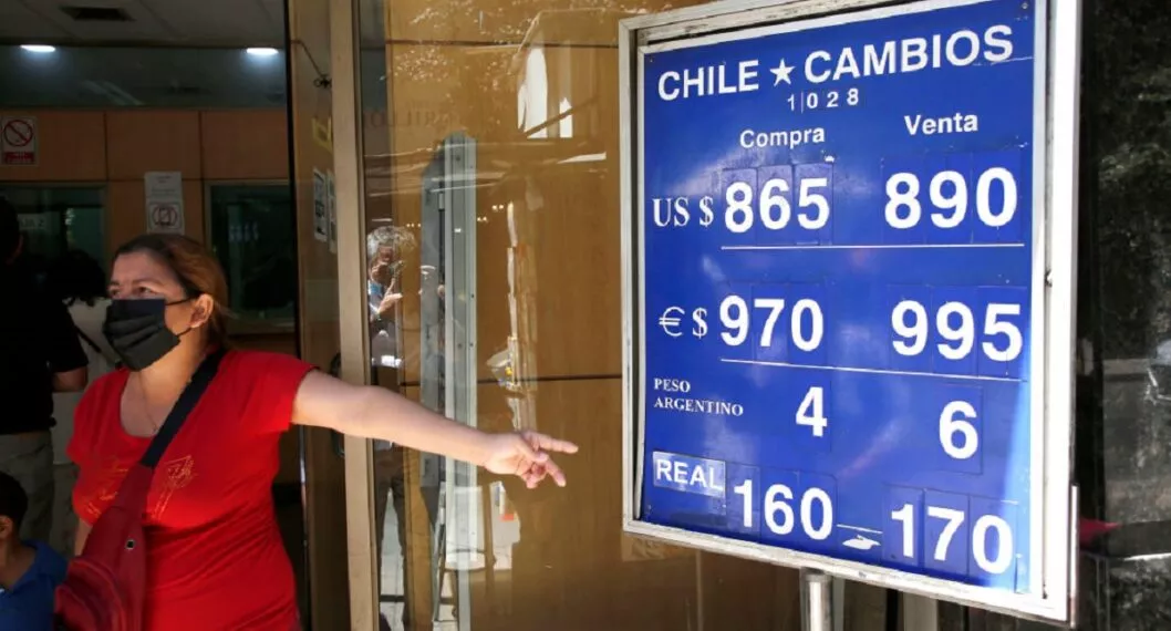 El peso chileno es el que más se ha depreciado frente al dólar en Sudamérica, seguido por el peso colombiano.