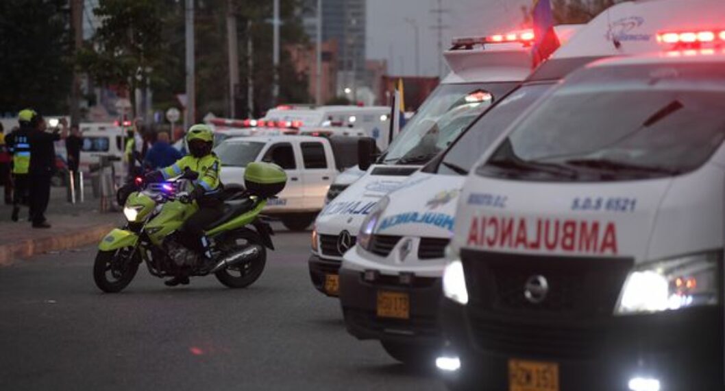 Motociclista fue chocado por ambulancias que se peleaban por atenderlo en Bogotá