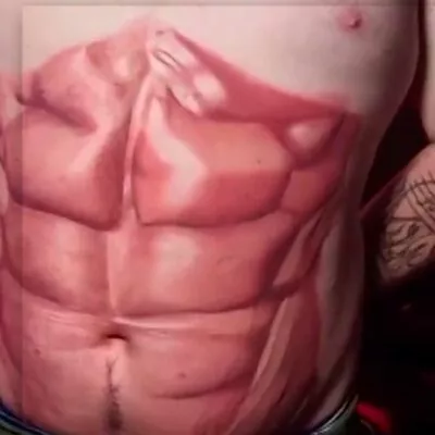 Tatuaje de abdomen: hombre se hace tatuaje por no ver resultados en el  gimnasio