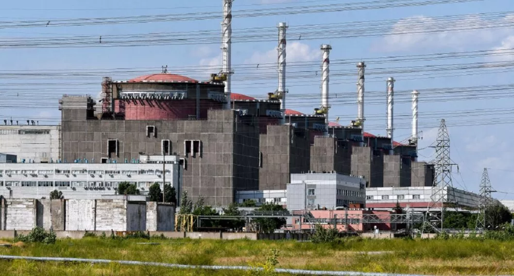 La central nuclear de Zaporiyia, principal fuente energética de Ucrania, desde donde Rusia habría disparado misiles.